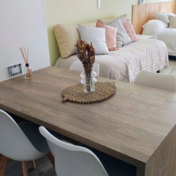 En la Suite Principal contás con Living con un cómo sillon y mesa ratona